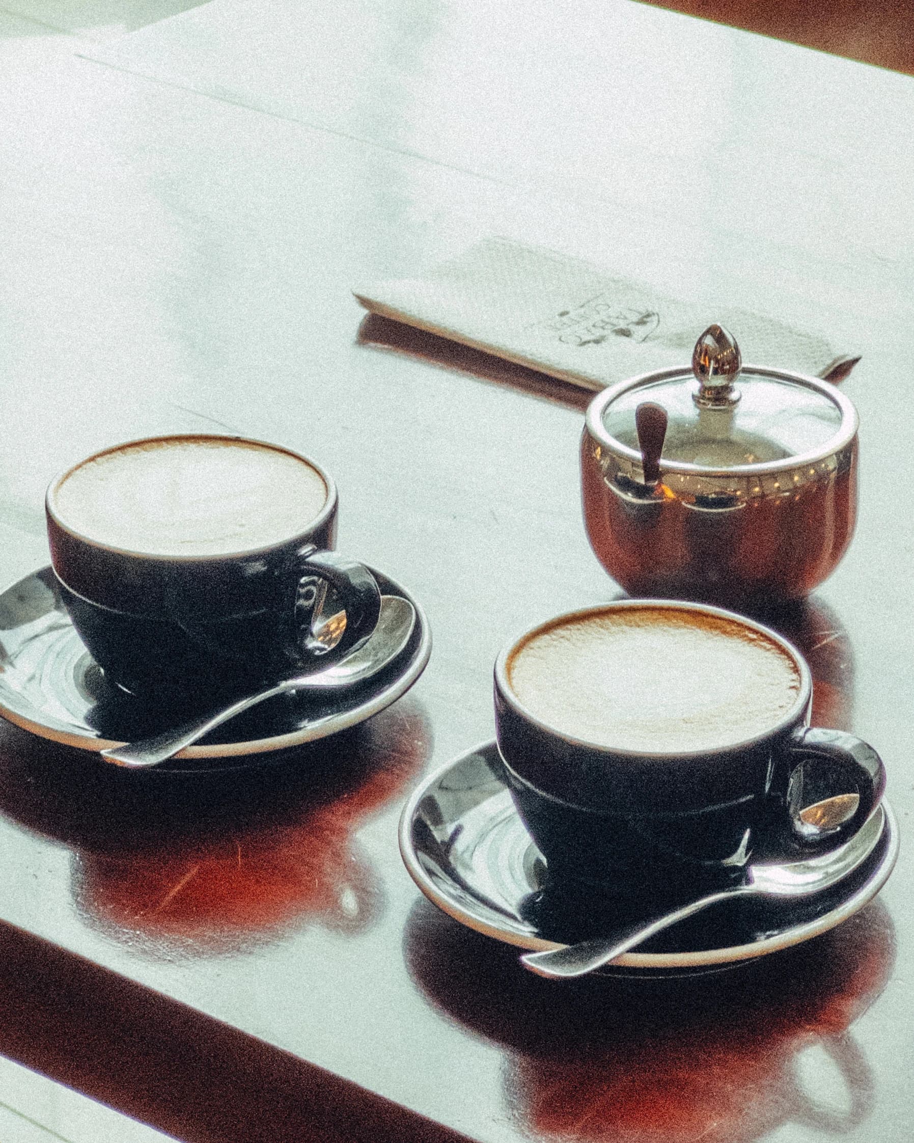 Photography capturing 2 coffee cup filled with coffee